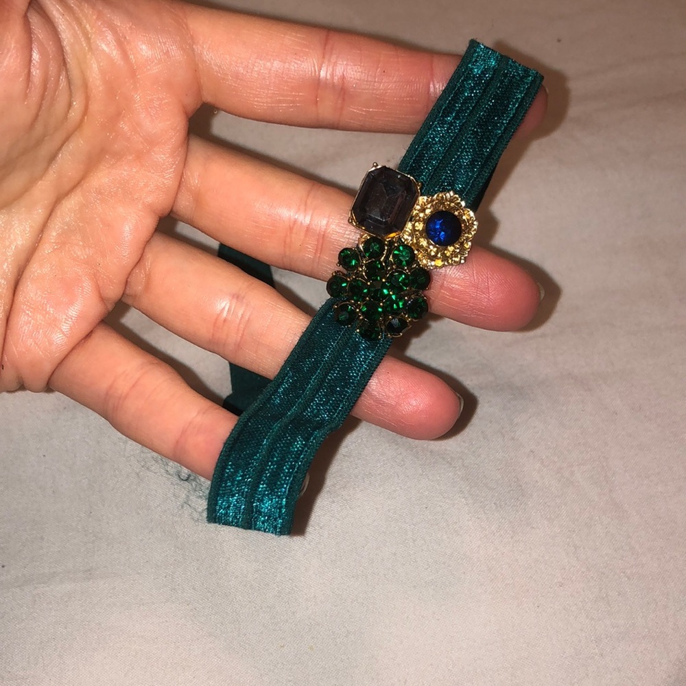 Elastic headband with stones